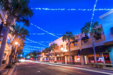 Picture of downtown Winter Haven at night
